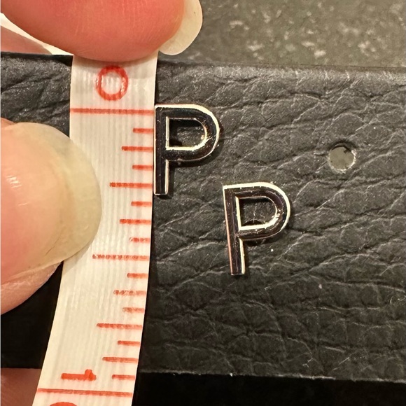 14k white gold pair of initial P earrings with friction posts - Picture 6 of 8